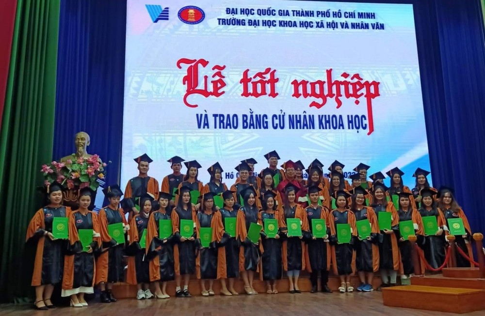 中國語文學系副主任張家權與畢業生合照。