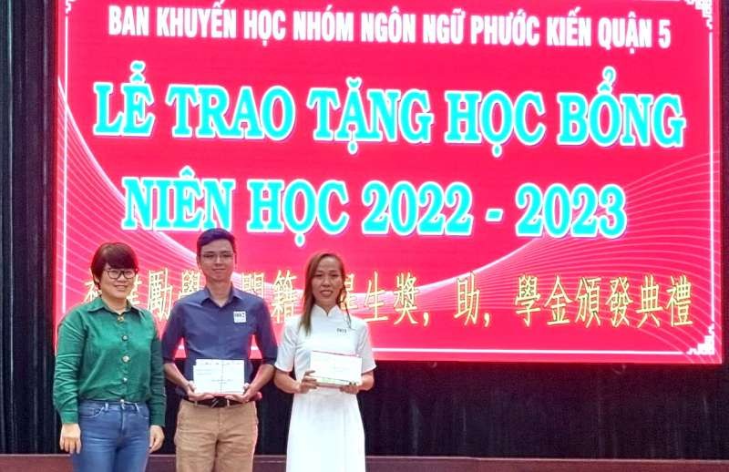 第五郡人委會主席張明嬌頒助學金給碩士畢業生。