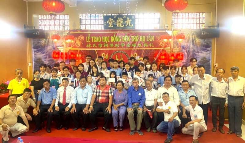 林氏大宗祠理事會與宗親優秀子弟合影。