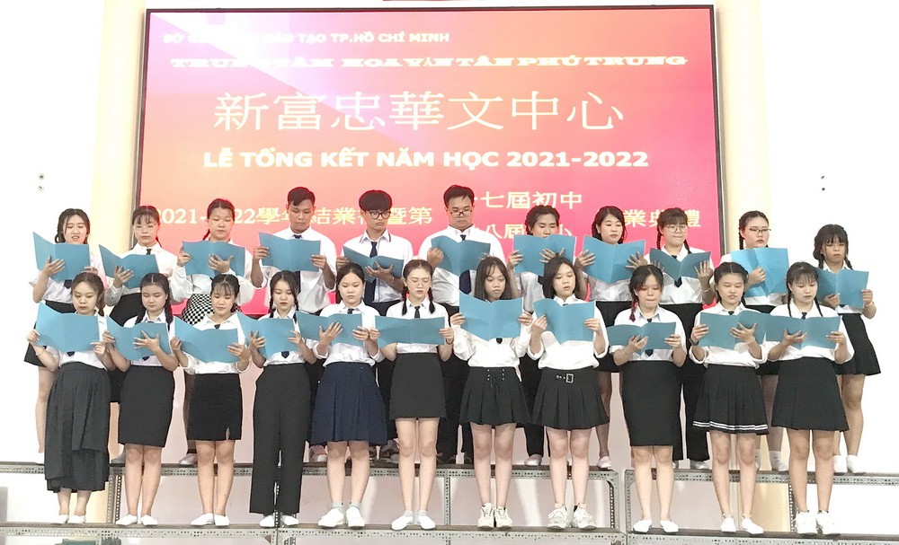 學生高唱畢業歌。