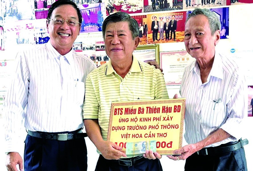 土龍木天后宮理事長代表向芹苴 越華學校董事會代表移交１億元。