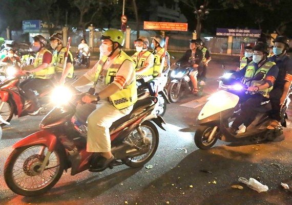 第五郡第八坊人民巡邏小組參加維護秩序治安工作。