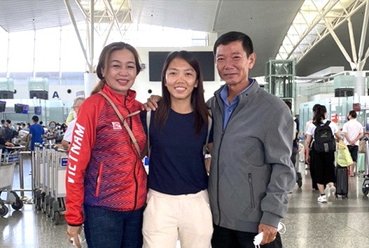黃茹（中）跟父母在機場合影
