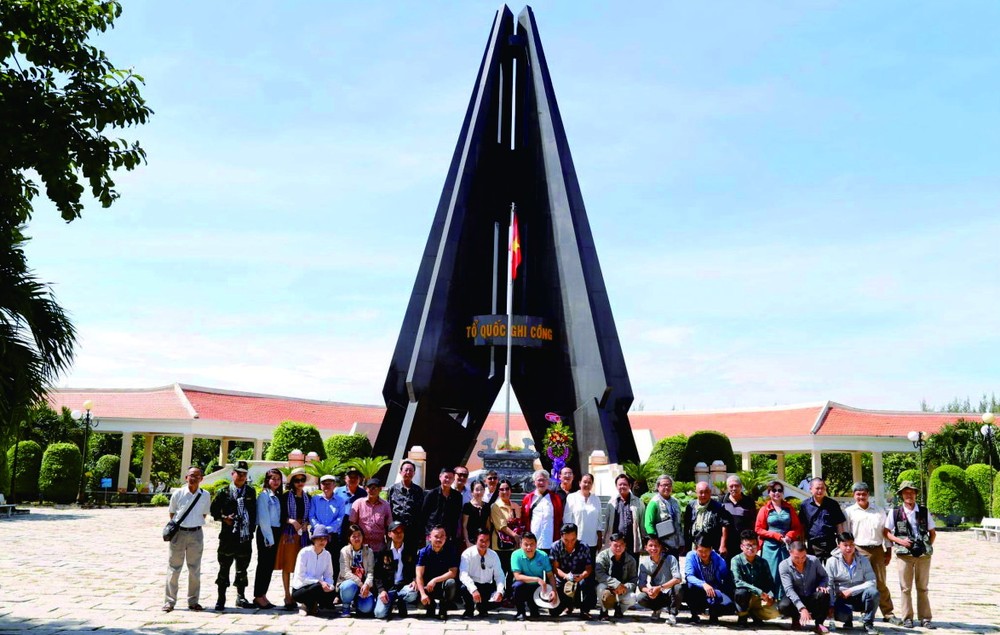 華人藝人參加創作營