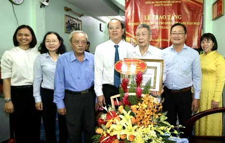 向高齡黨員頒授黨齡紀念章