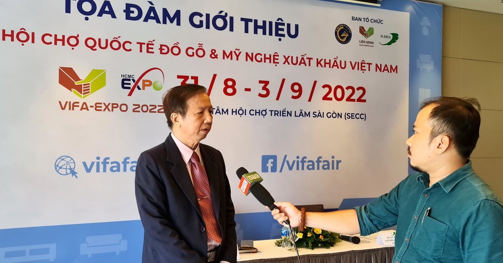 聯明木製品股份公司總經理鄧國鴻接受訪問。