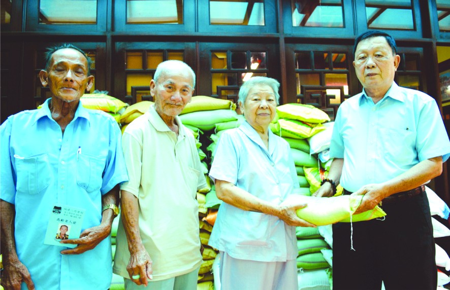 福建二府會館關照孤寡和高齡鄉親