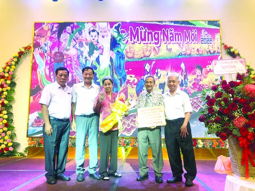 華人熱心人士王永勝(右二)向土龍木本 頭公廟贊助5000萬元善款。