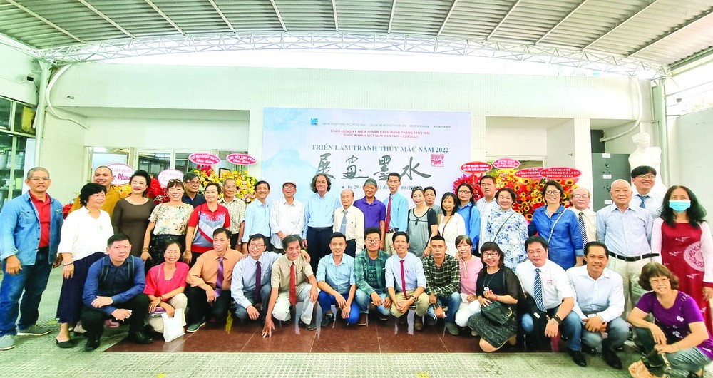 多位華人畫家與單位領導和代表合影。