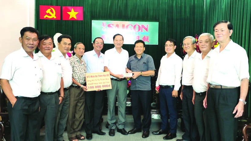 土龍木天后宮代表向本報移交款項。