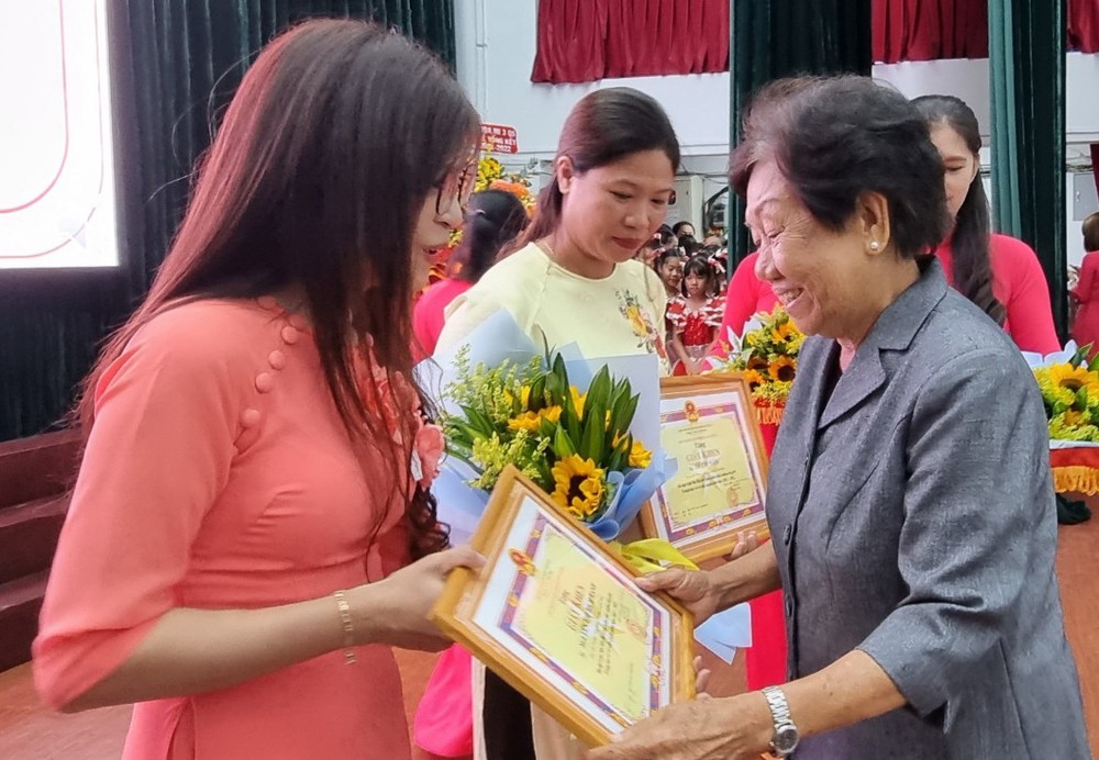 郡勵學會主席李金梅學向陳佩姬、 麥劍雄中學部優秀教員頒獎。