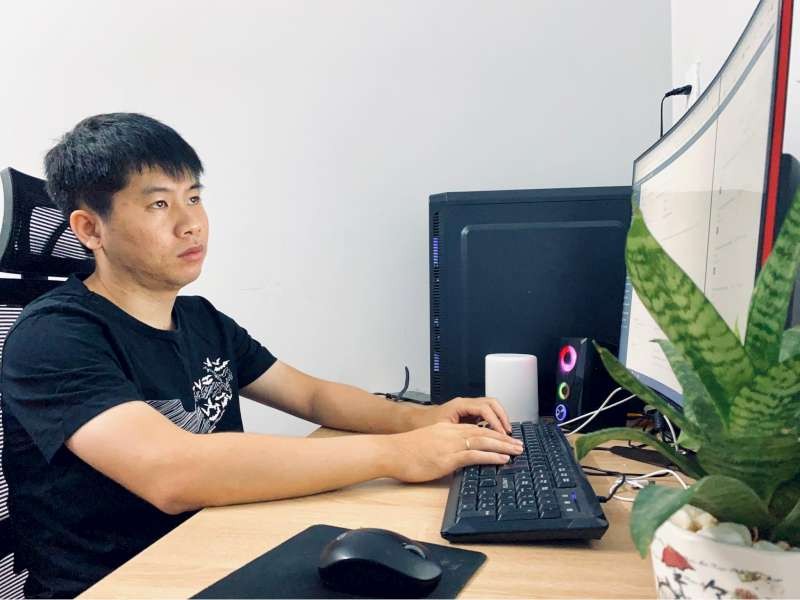 阮成尚曾被街坊誤會是失業，因為經常看到他在家。