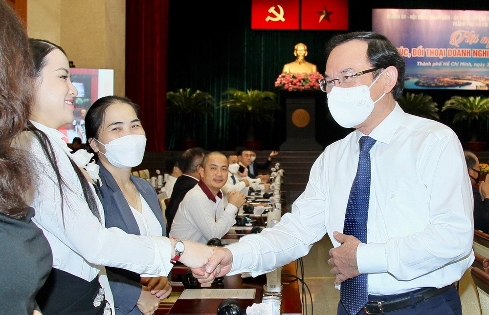 市委書記阮文年與企業家交談。