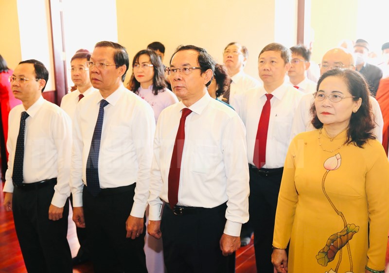 市領導上香緬懷胡志明主席與孫德勝主席