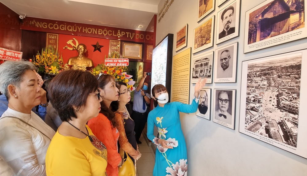 海外僑胞代表團觀看圖片與資料。