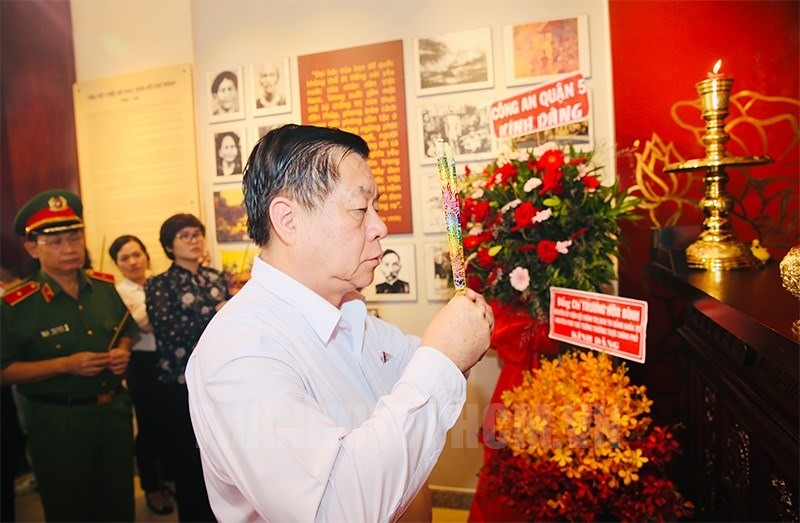 中央宣教部長在胡伯伯紀念館上香