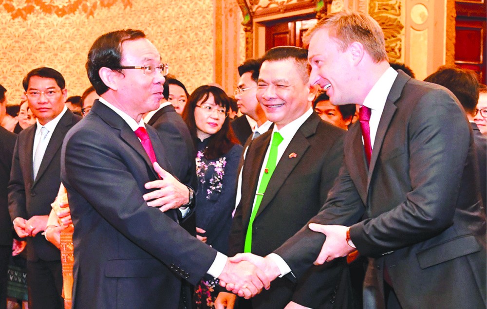 市委書記阮文年與出席招待會代表會晤。