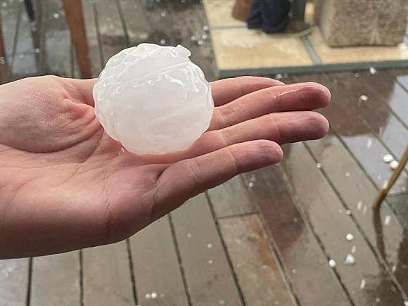 西班牙降下網球大小冰雹