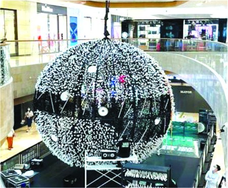 “超級人造月”