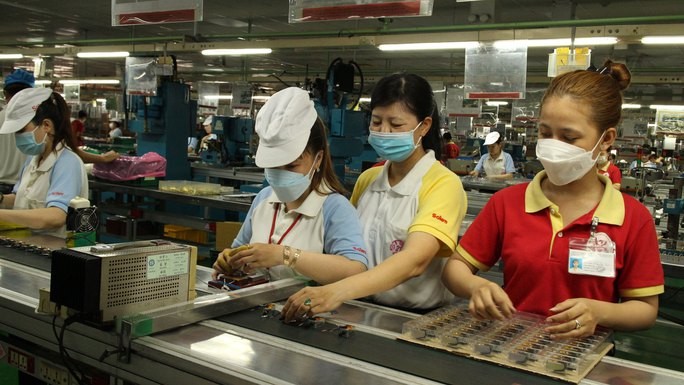 Solen機電有限責任公司黨支部書記武氏紅深（右二）檢查公司的產品質量。