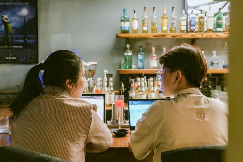 部分年輕人認為酒吧、酒館擁有可以工作的理想空間。