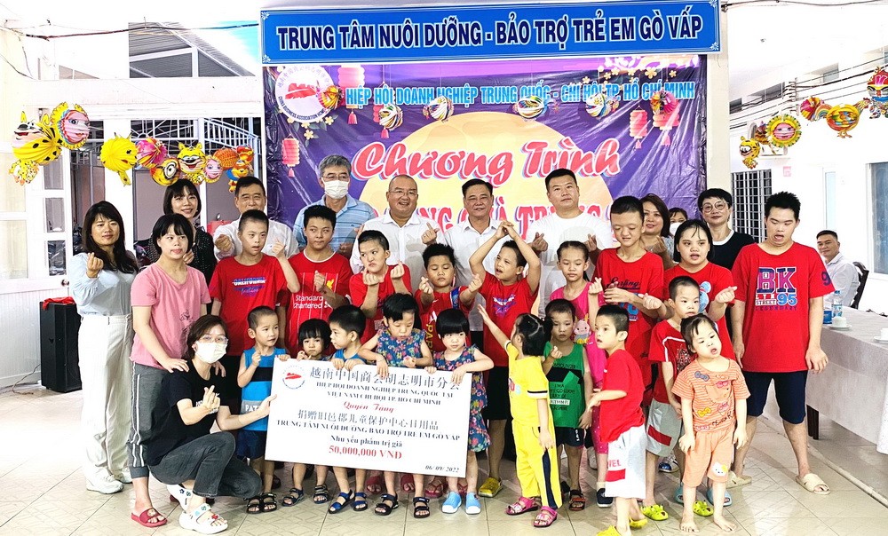 本市中商會向舊邑郡兒童保護中心贈送中秋禮物。