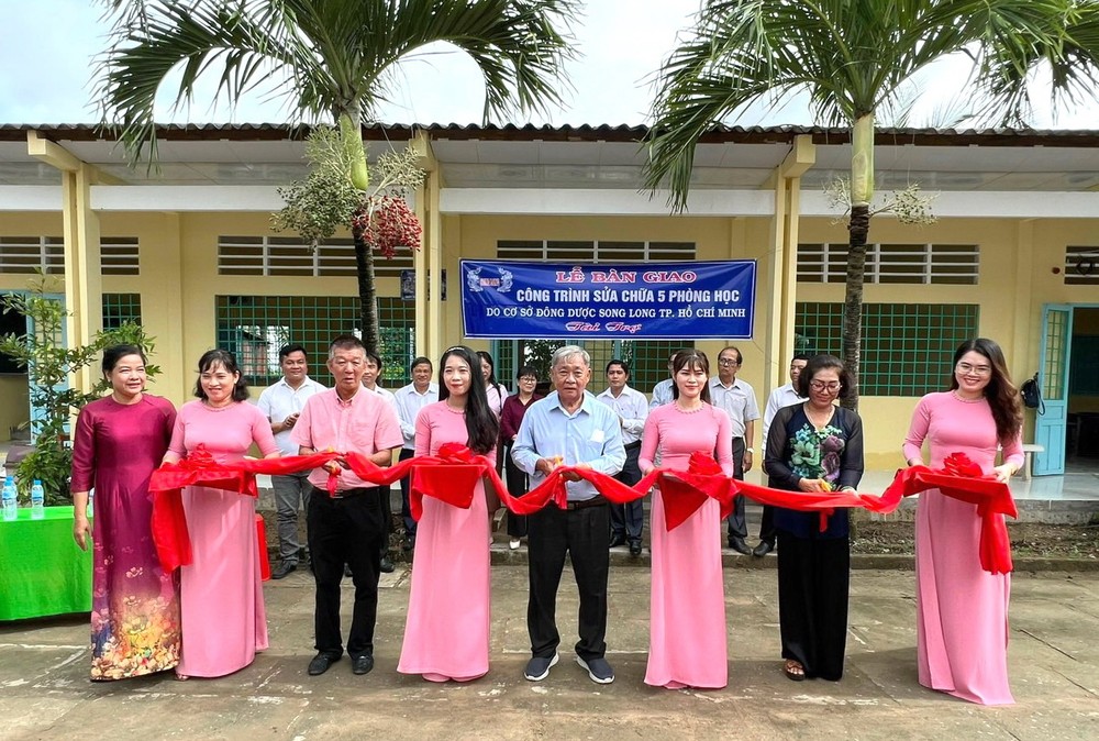 雙龍慈善組常務顧問鄭鑫發 (左五)和組員項惠文(左三)為重 修維新的５間課室進行剪彩。