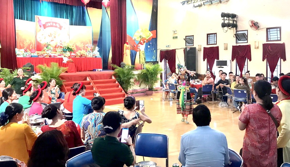 祭祖宴上，與會者觀賞文藝表演。