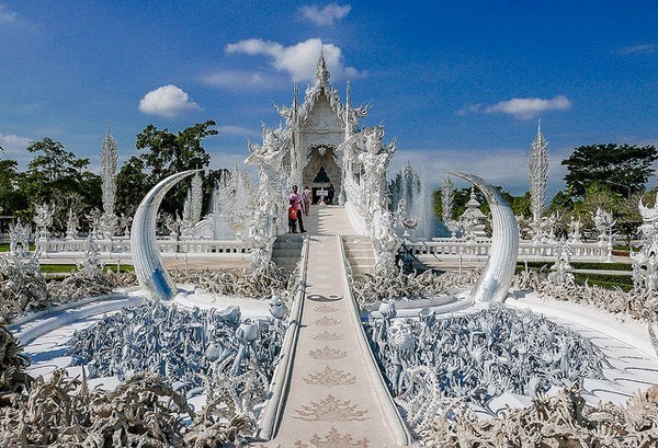 鬼斧神工的泰國白龍寺。