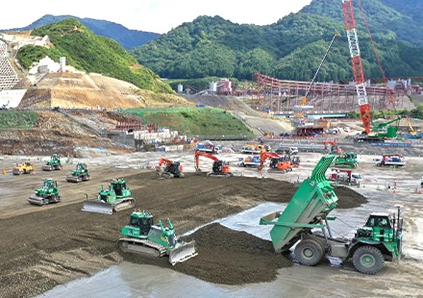 水壩工地全以遙控機械施工。