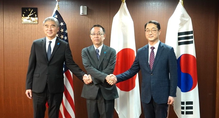 韓美日對朝代表在會談前握手合影。