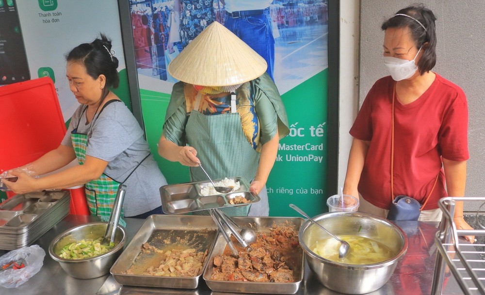 愛心飯館的兩位負責人（左、中）。