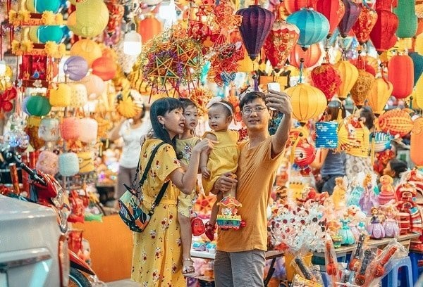 臨近中秋節，花燈街每晚都迎接大量遊客來觀光。