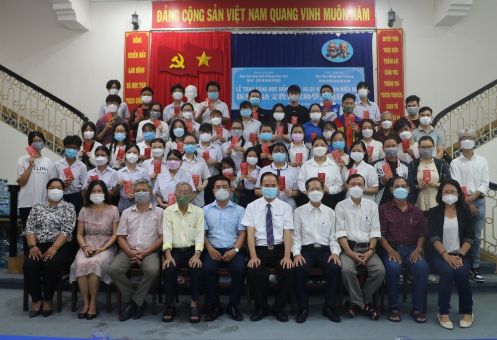 蘇建源董事長(右五)與報社編委黎曰孟雄(左三)同各華文中心師生大合照。