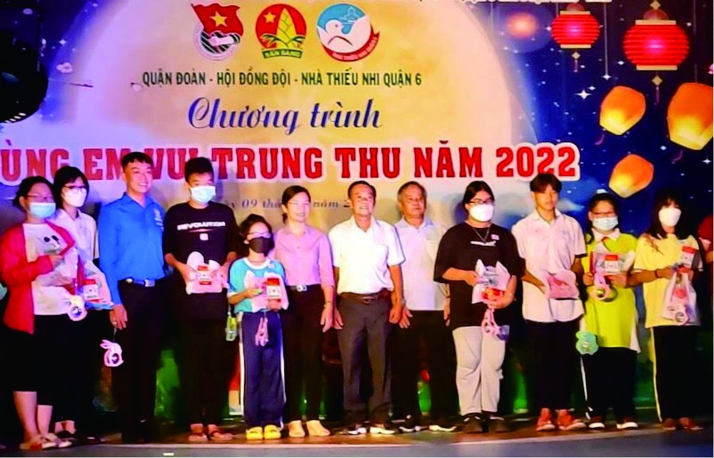 第六郡各部門領導與雙龍慈善組代表向少兒贈送中秋禮物。