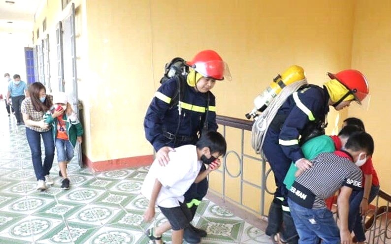 消防力量在給民眾作脫離火警演習。