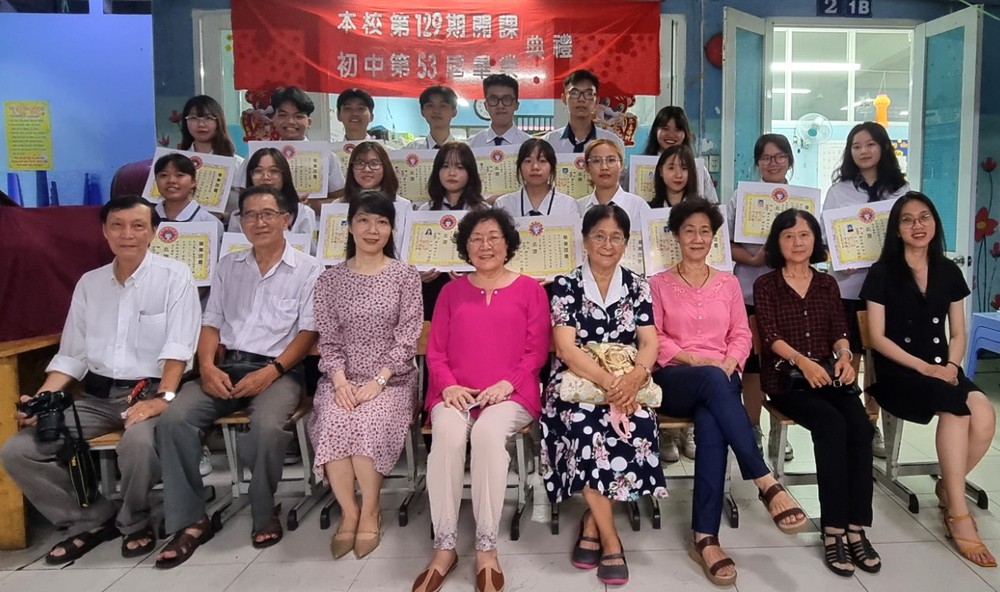 校委及老師與畢業生合照。