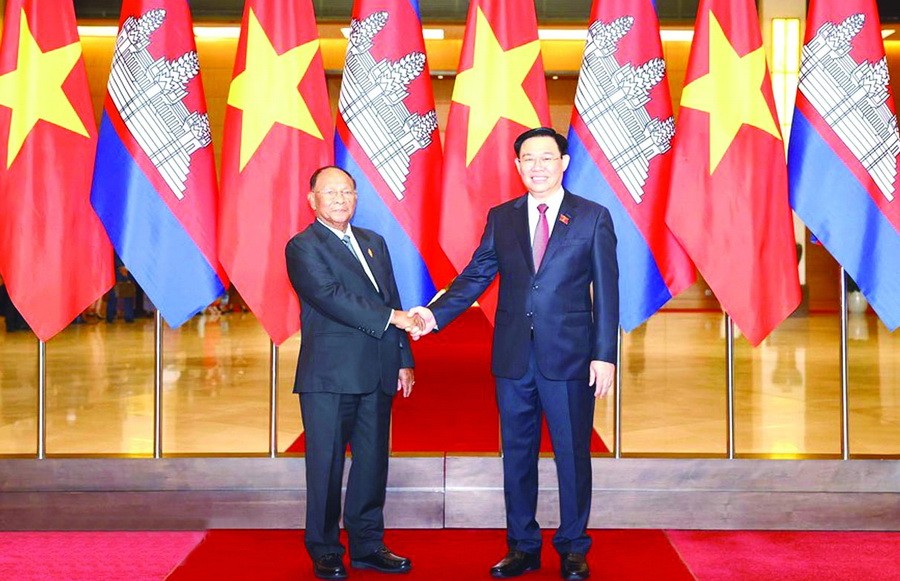 韓桑林主席與國會主席王廷惠合影。