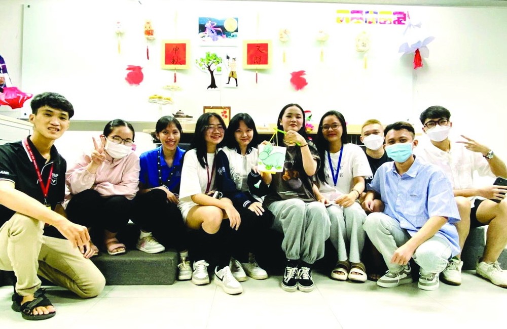 講師和大學生合照留念。