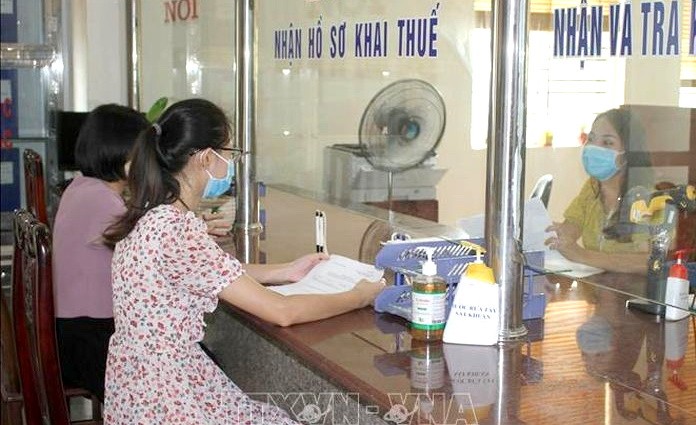 民眾在辦理稅務手續。