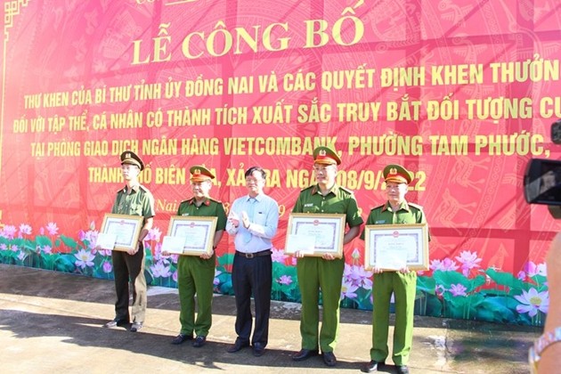 偵破打劫銀行案　眾人集體獲獎勵
