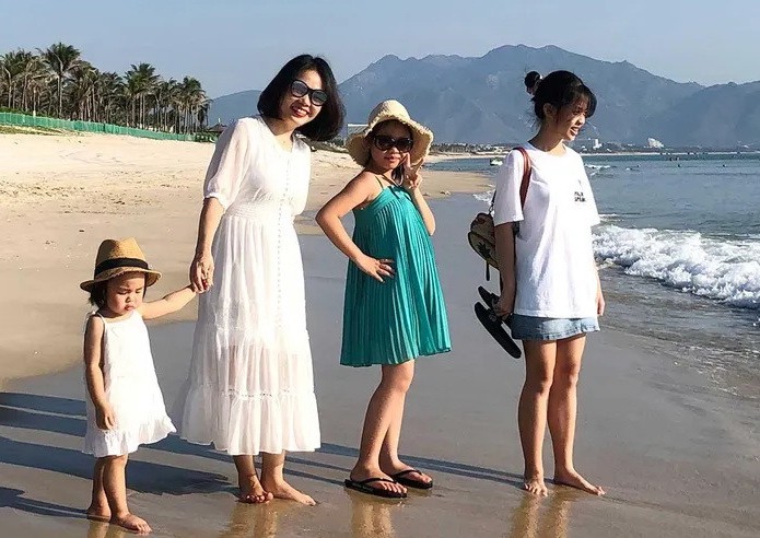 一歲多的小雲隨母親和姐姐到芽莊海灘旅遊。