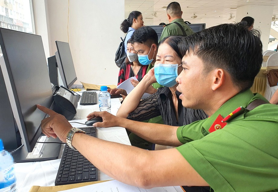 第十二郡公安幹部指引民眾登記在線公共 服務帳戶。