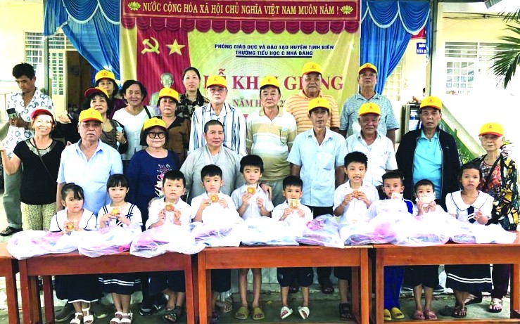 培德精舍代表團與靖邊縣芽鵬鎮的小學生合照。