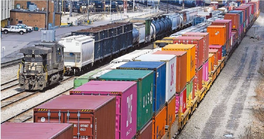 9月16日美國鐵路工會罷工冷靜期將結束，勞資達成共識的機會渺茫，一旦罷工開始將衝擊貨運運輸，影響供應鏈和通膨問題更加惡化。（圖／美聯社）