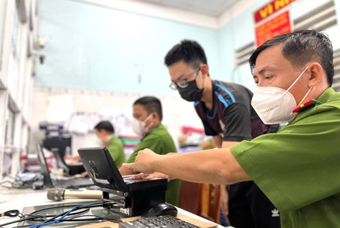 公民在平新郡辦理芯片公民身份證。