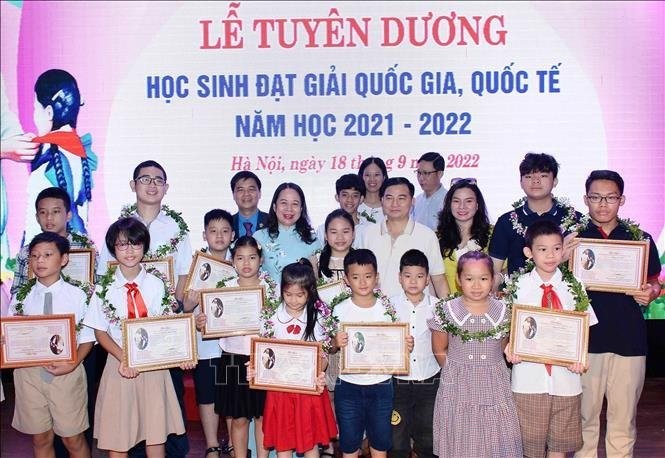 逾 500 名國家與國際考試優秀生獲表彰