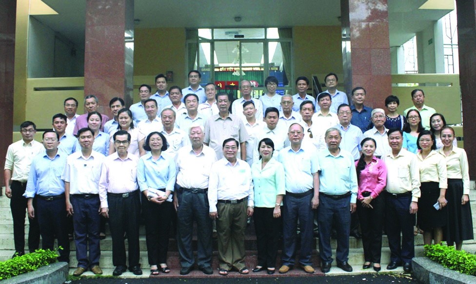 市越南祖國陣線委員會主席陳金燕(前排中)與郡領 導和各華人會館理事會代表合照留念。