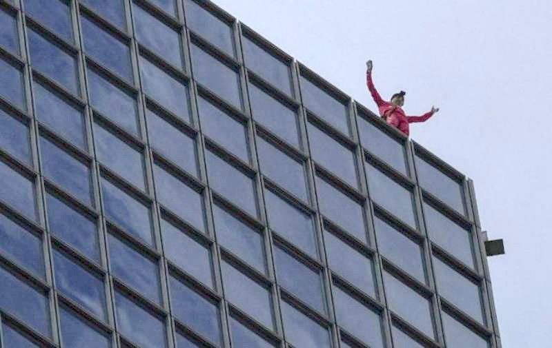 “蜘蛛人”爬高樓慶 60 歲生日