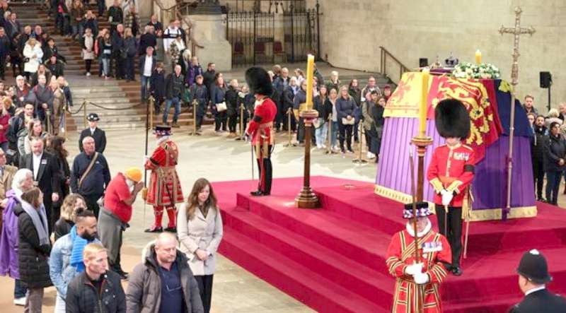人們18日在倫敦威斯敏斯特教堂悼唁伊莉莎白二世女王。